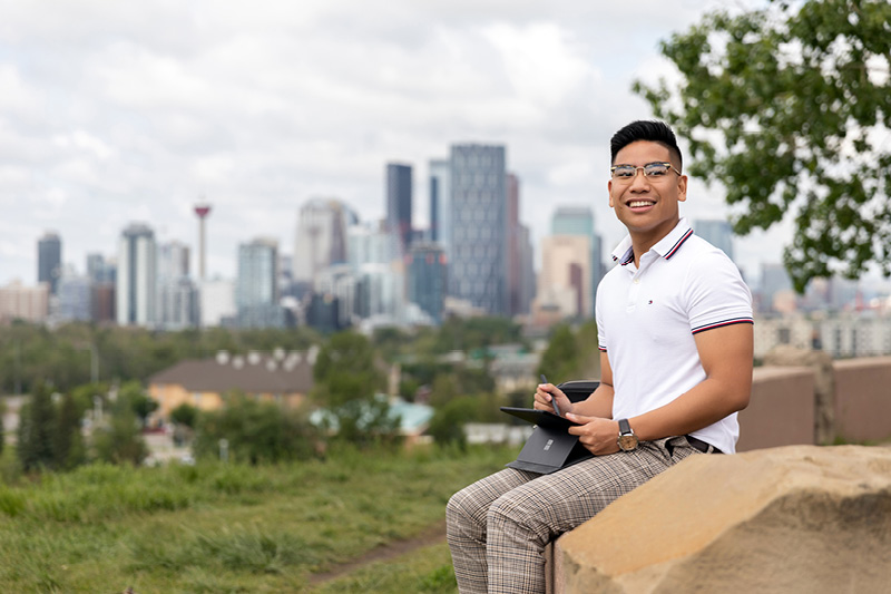 امرأة تقف على جسر السلام في كالغري، كندا