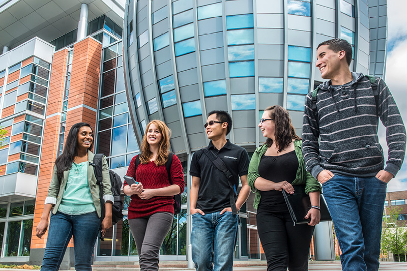 学生们微笑着走出 SAIT 的 Johnson Cobbe 大楼