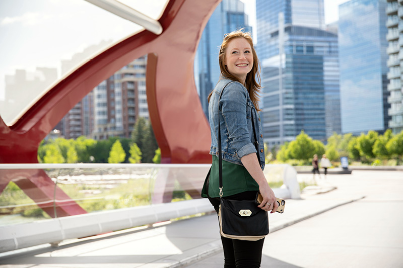 امرأة تقف على جسر السلام في كالغري، كندا