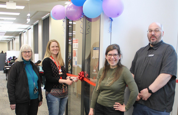 Photography of library staff at the grand opening of the individual study booth in february 2025.