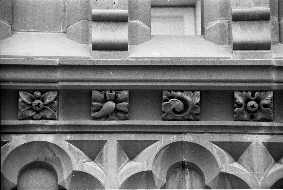 Moulding featuring tablet flowers.