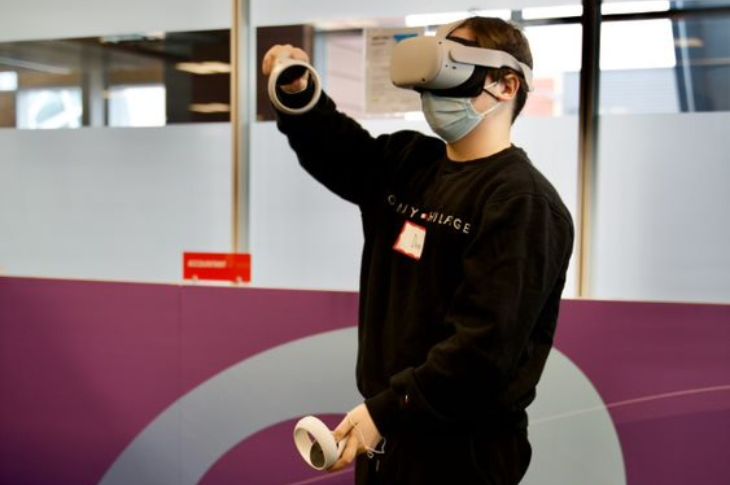 student uses virtual reality equipment