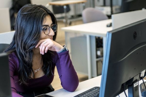 Image of a woman learning with a computer